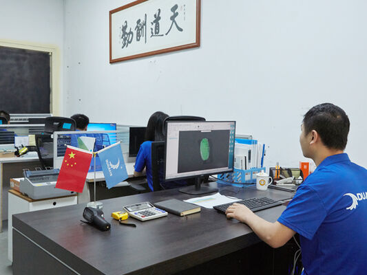 Lâmpada à prova de umidade D4 LED 160LPW com Ready 4 Emergency 4W@3HRS Plug and Play fácil de manutenção Adequada para garagem de estacionamento e iluminação