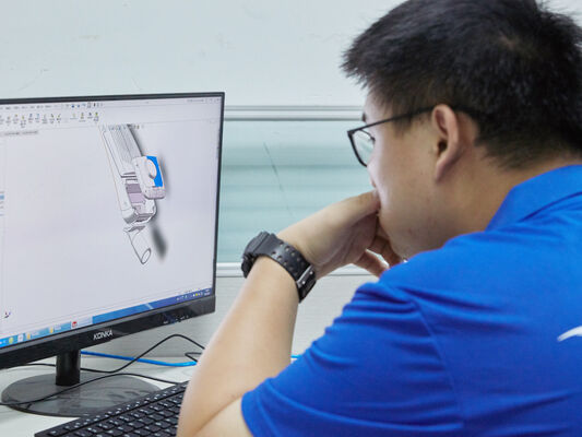 Lâmpada à prova de umidade D4 LED 160LPW com Ready 4 Emergency 4W@3HRS Plug and Play fácil de manutenção Adequada para garagem de estacionamento e iluminação