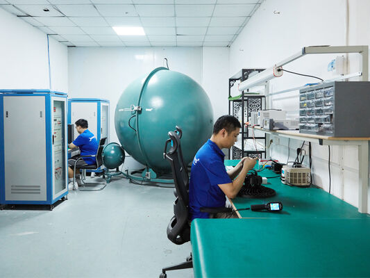 Lâmpada à prova de umidade D4 LED 160LPW com Ready 4 Emergency 4W@3HRS Plug and Play fácil de manutenção Adequada para garagem de estacionamento e iluminação