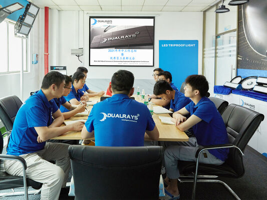 Lâmpada à prova de umidade D4 LED 160LPW com Ready 4 Emergency 4W@3HRS Plug and Play fácil de manutenção Adequada para garagem de estacionamento e iluminação