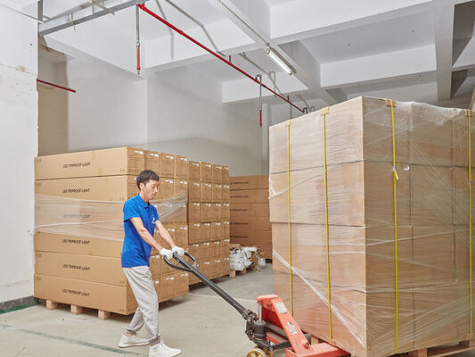 D4 LED Lâmpada à prova de umidade com até 160 LPW DIP Power / 3CCT / 3 - Fase de mudança 1SKU = 12SKU Amigável para uma solução ideal para muitas aplicações, como estacionamentos, garagens, fábricas